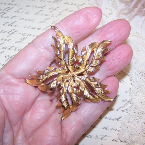 Designer Signed Torino Yellow Gold Tone Metal Pin Brooch - Leafy Starfish - Picture 4 of 8
